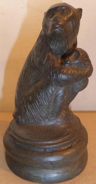 null Sculpture en bronze patiné représentant un singe et son enfant H: 10,5 cm