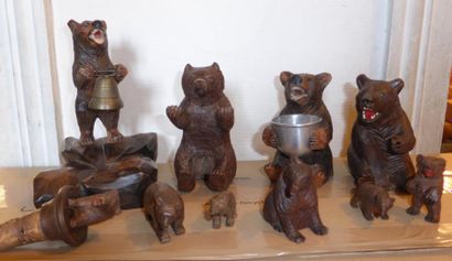 null Lot de dix sculpture en bois naturel et pin représentant des ours, travail dans...