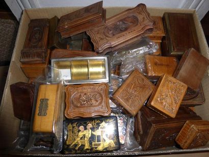 null Un important lot de boîtes à timbres en bois naturel, métal et carton bouil...