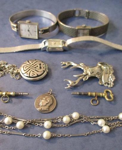 null Lot de bijoux fantaisies dont bracelet montre, pendentif, chaines, clés de montre....