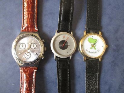 SWATCH Modèle Irony montre en métal datée 1997, bracelet cuir. On y joint deux montres...