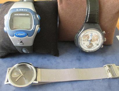 AKTEO, SWATCH 1997 et divers Trois montres en plastique et métal