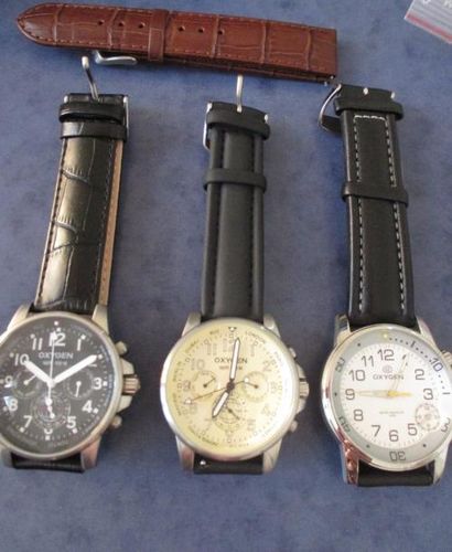 OXYGEN Modèle 02. Trois montres en métalbracelets cuir et plastique. On y joint un...