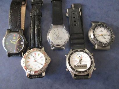 CASIO, LORUS, TISSOT et divers Cinq montres d'hommes en métal et plastique