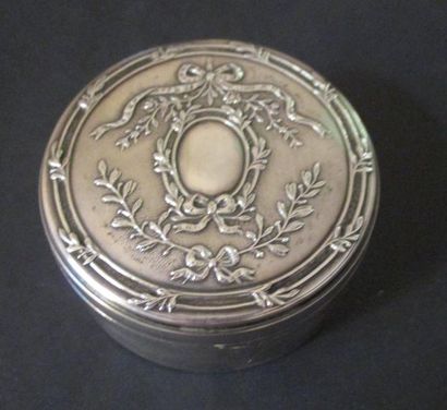 null Boîte ronde en argent 750° de style Louis XVI Poids: 59 gr