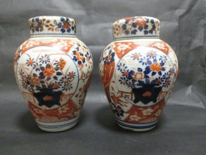 null Paire de vases couverts en porcelaine à décor Imarie rouge et bleu (éclat à...