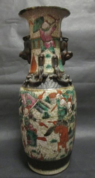 null Vase en porcelaine de Nankin à décor polychrome de guerriers (éclats) H: 29...