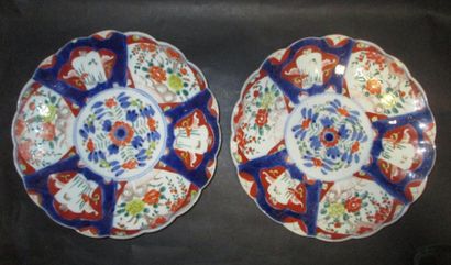 null Deux assiettes à bord polylobé en porcelaine à décor Imari (éclats) Diam: 21...