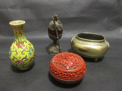 null Boite en laque rouge, petit pot en bronze, petite vase en porcelaine à décor...