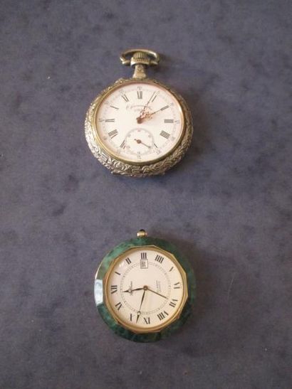 null Lot: chronomètre 1900 en métal argenté et pendulette de chevet en métal doré...