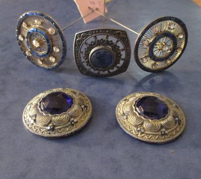 null Trois épingles à chapeau en métal ajouré: deux circulaires à décor de strass,...