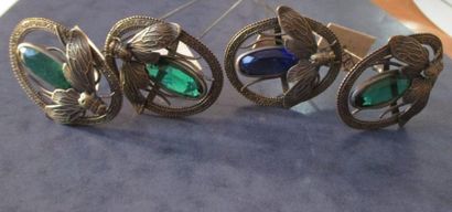 null Quatre épingles à chapeau en métal ornées d'un motif circulaire ajouré à décor...