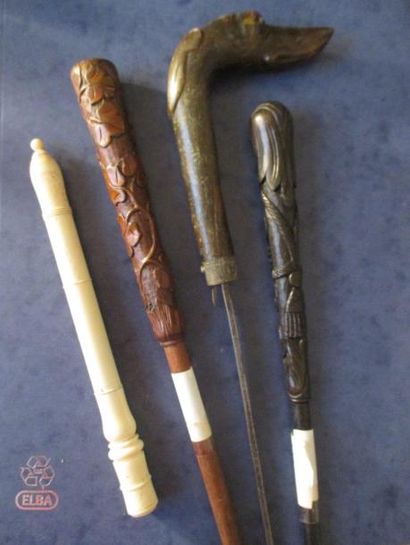 null Quatre manches d'ombrelles ou canne: l'un en os, l'autre en bois sculpté de...