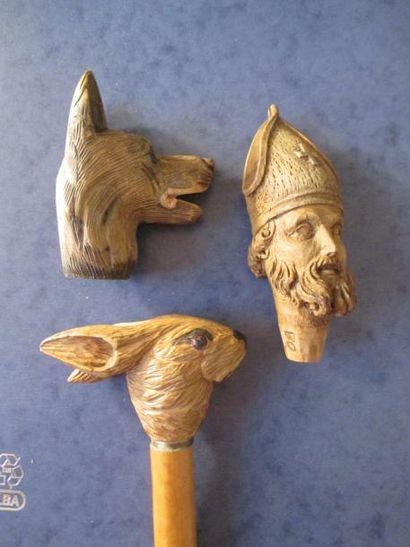 null Trois pommeaux de canne en bois sculpté: berger allemand, lapin, évêque
