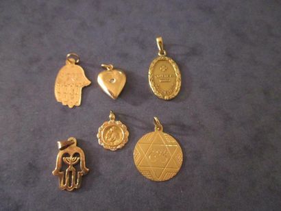 null Lot de cinq pendentifs en or jaune 18 cts et un pendentif main ajouré en or...