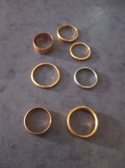 null Lot de trois anneaux (6,8 - 3,2 - 2,7 g.), trois alliances en or jaune 18 cts...
