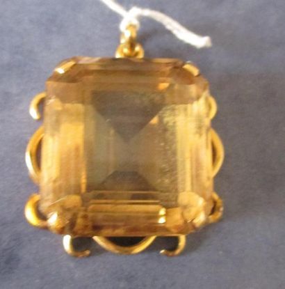 null Pendentif en or jaune 18 k serti d'un quartz jaune, pds brut: 19,6 g.(*)
