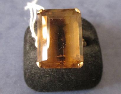 null Bague en or jaune 18 k sertie d'un quartz jaune, pds brut: 6,7 g.(*)