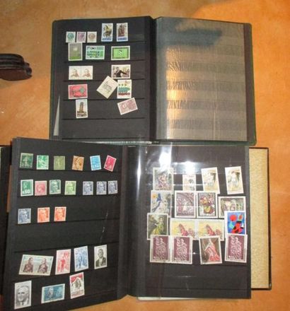 null Un classeur et un album de timbres provenant du Maréchal de Lattre de Tassi...