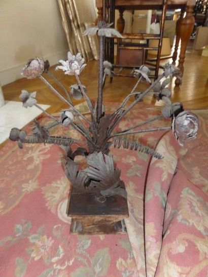 null Elémént décoratif rn métal découpé représentant un bouquet de fleurs (accid...