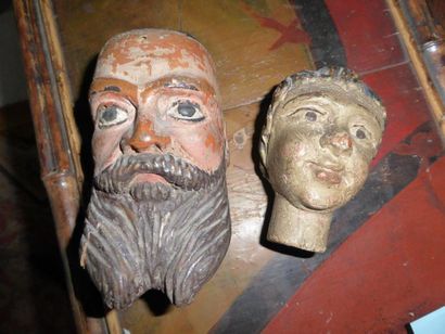 null Deux têtes de personnage en bois sculpté polychrome