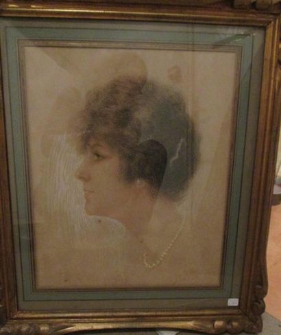 Ecole Française 1900 Portrait de femme Crayon gras signé 44 x 36 cm