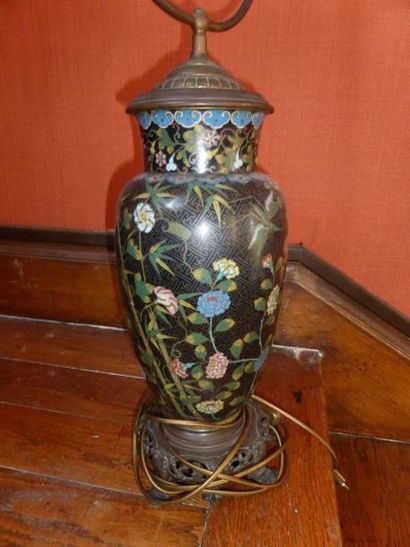 null Vase balustre en métal cloisonné, Chine XIXème s. (monté en lampe) H: 40 cm
