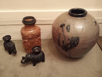 null Un vase boulle en céramique, une bouteille en grès, deux bougeoirs éléphant