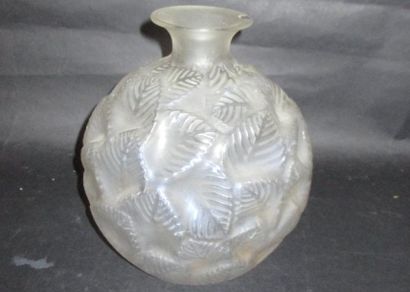 R.LALIQUE FRANCE Vase fougère (éclat au col) H: 19 cm