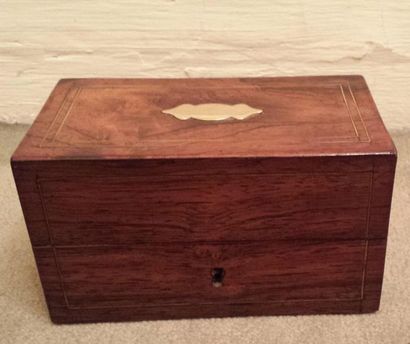null Petite boite rectangulaire en bois de placage et laiton H: 7.5, L: 13.5, P:...