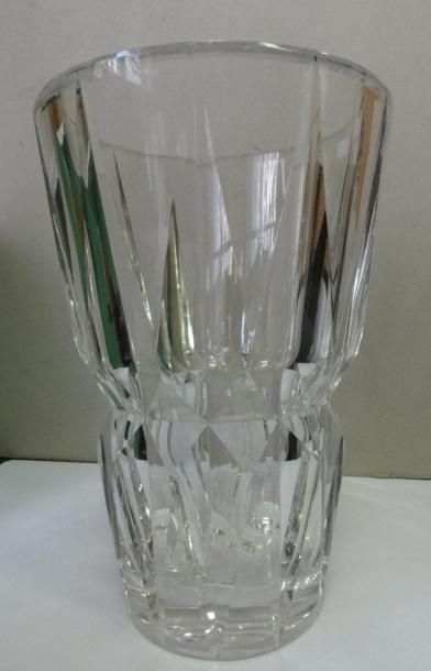 SAINT LOUIS Grand vase en cristal taillé, petits chocs H: 30 cm