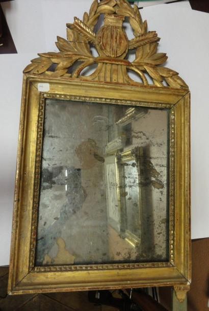 null Glace à fronton en bois doré fin XVIIIe siècle 61 x 35 cm