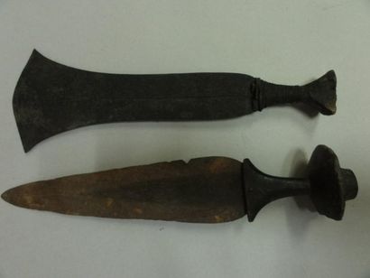 GABON et CONGO Deux armes blanches H: 46; L: 16 cm et H: 48, L: 10 cm