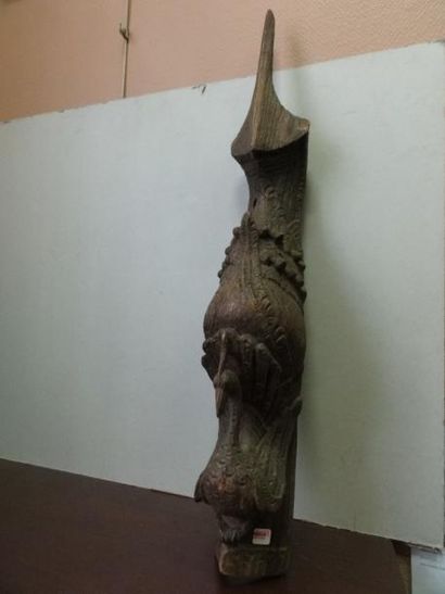 THAÏLANDE Fétage en bois sculpté représentant un paon H: 80; L: 12 cm