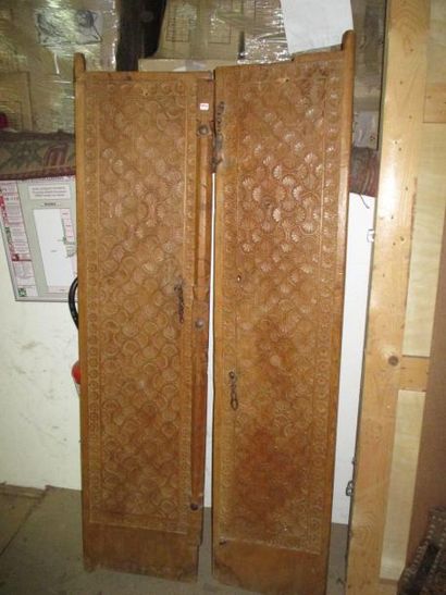 AFGANISTAN Deux portes en bois sculpté H: 161 cm; L: 76 cm