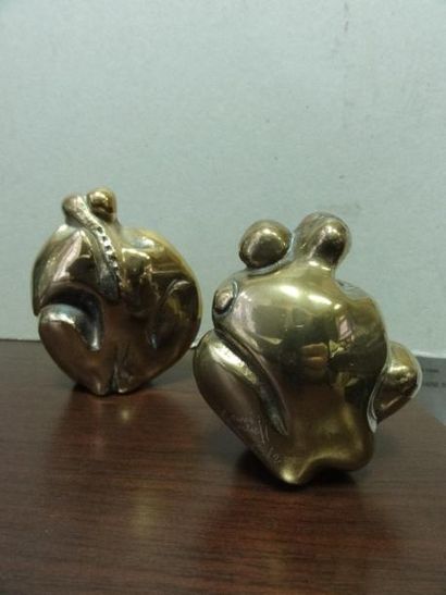 null Deux bronze "couple enlacé" 9 cm pour l'un 7.5 cm pour l'autre signé Cami Gorbell...