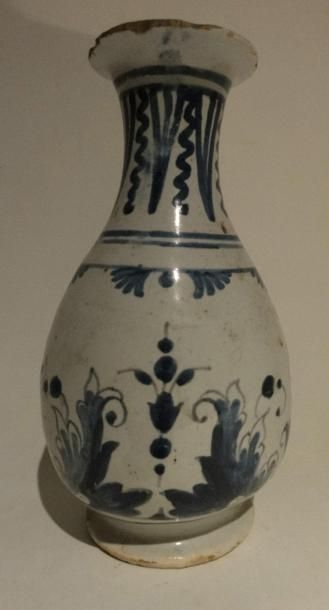 null Vase, faïence bleu et blanc (éclats et égrenures), ROUEN