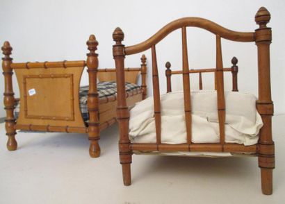 null Deux lits à barreaux en bois tourné façon bambou, 57 x 29 et 53 x 26. Début...