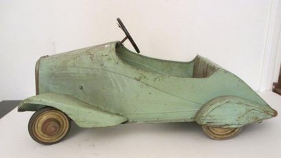 null Petite voiture à pédales en tôle peinte figurant un cabriolet des années 40,...