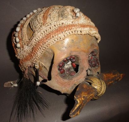 Cabinet de curiosités Crâne Asmat au bonnet L: 17 cm Coquillages, textile, graines,...