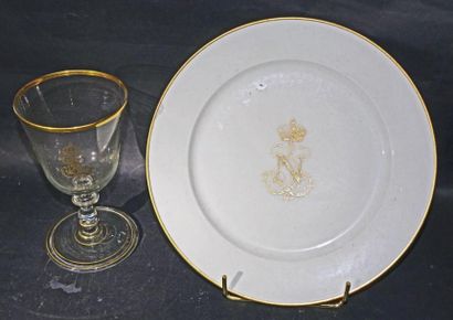 SÈVRES Assiette en porcelaine blanche du service de table de l'empereur Napoléon...