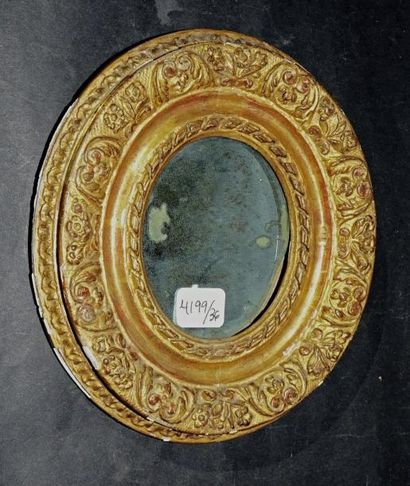 null Petit miroir ovale l'encadrement en bois sculpté et doré à décor de feuillages,...