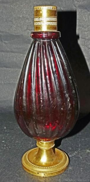 null Grand flacon piriforme en verre côtelé teinté rouge dit Rubin glass, le bouchon...