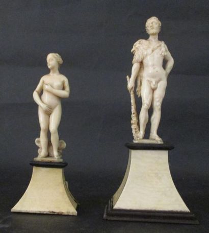 null Deux statuettes en ivoire sculpté, représentant pour l'une Hercule, revêtu de...