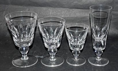 SAINT LOUIS Partie de service de verres en cristal taillé à motifs lancéolés, comprenant:...