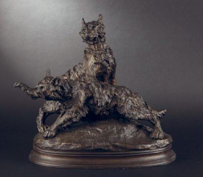 D'après Thomas CARTIER (1879-1943) Deux chiens jouant Statuette en bronze à patine...