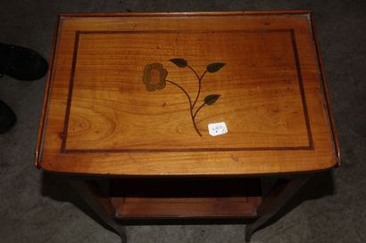 null Petite table rectangulaire en bois fruitier, le plateau incrusté d'une fleur,...