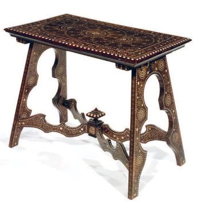 null Table syrienne en bois naturel incrusté de motifs en os à décor d'entrelacs...