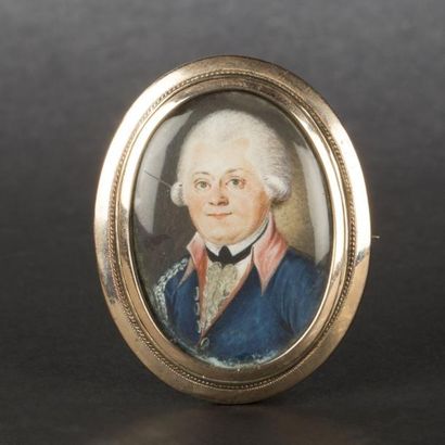 ÉCOLE ALLEMANDE VERS 1700 Portrait d'homme à la chemise bleue au col rose Miniature...