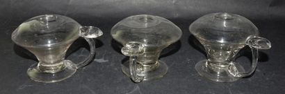 null Trois petites lampes à huile en verre en forme de champignon à anse à poussier....